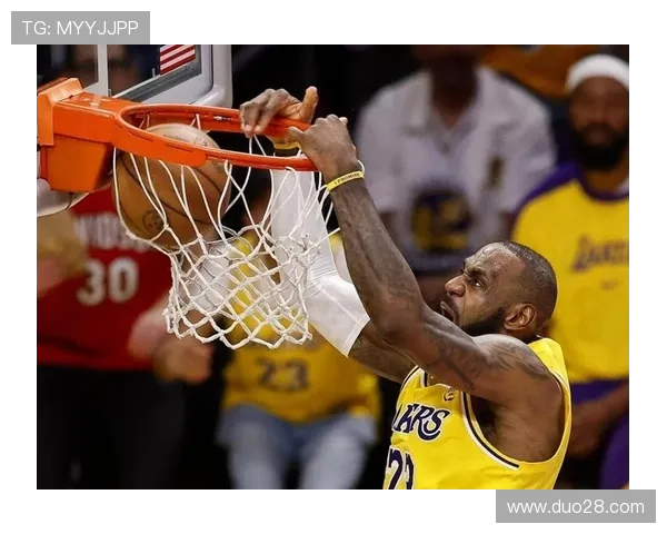 湖人队迎战勇士展现强势表现 詹姆斯砍下三双数据领衔全场